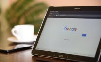 实时金价查询相关内容的缩略示意图，手机端与网页端查询界面示意