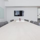 金价编辑部研究员周秉衡在资料室核对贵金属行情表格的工作场景照